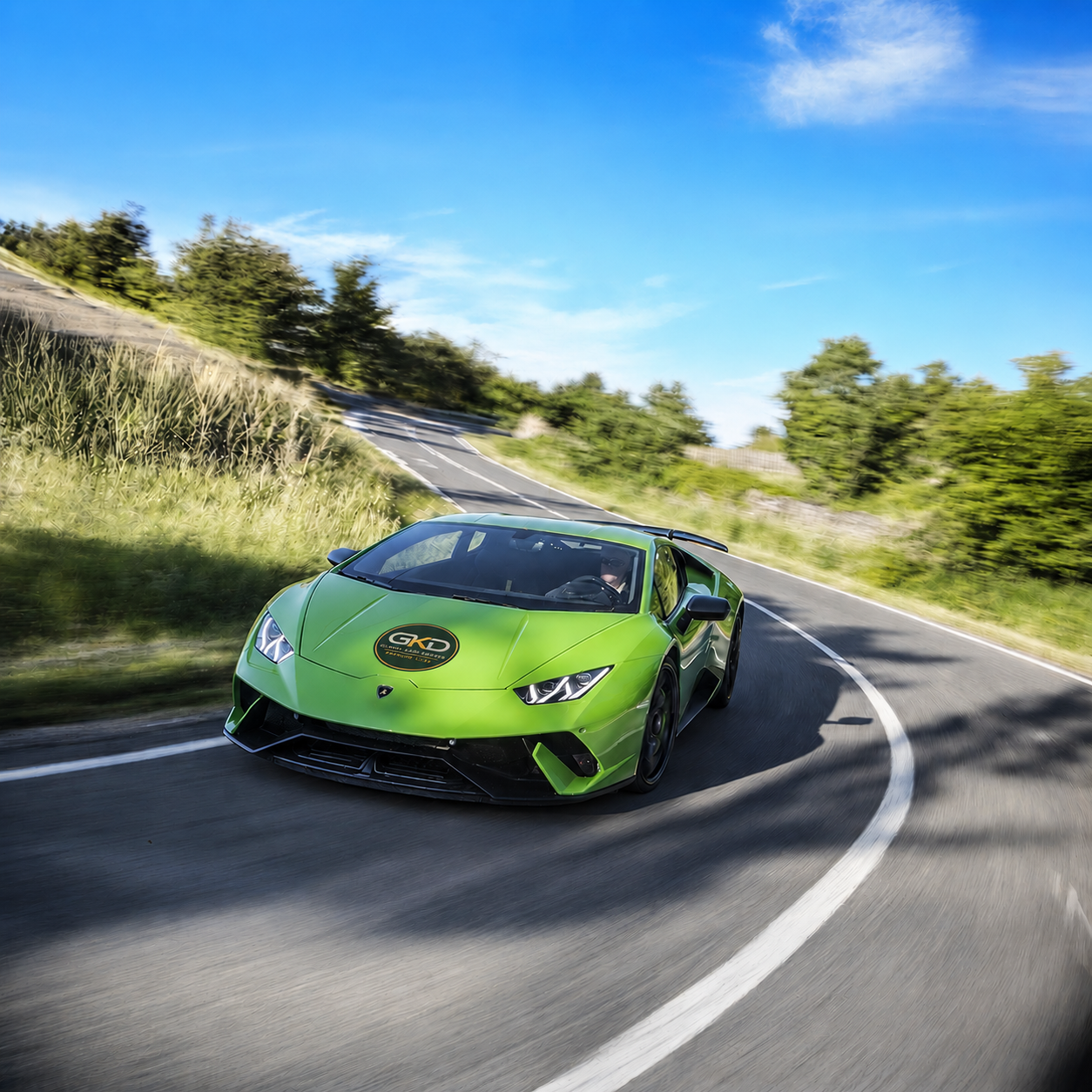 Lamborghini Huracán Performante con el escudo GKD en carretera de montaña